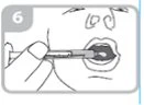 Una mano tiene una siringa orizzontale e inserisce l'ago nel tappo di un flacone
