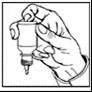 Una mano tiene verticalmente un piccolo flacone con contagocce per somministrare il farmaco liquido