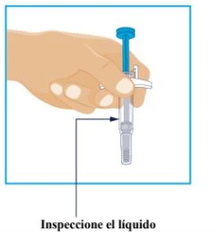 Una mano tiene una siringa trasparente con un pistone blu e una freccia indica il liquido all