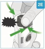 Una mano tiene un dispositivo medico bianco con frecce verdi che indicano movimenti di pressione e inserimento verso il basso