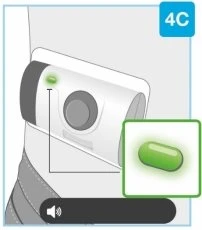 Dispositivo medico bianco con un indicatore luminoso verde acceso e un dettaglio ingrandito della stessa luce verde su sfondo bianco