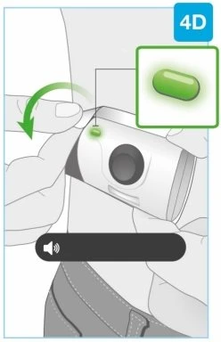 Illustrazione medica che mostra una mano che ruota un dispositivo bianco con una freccia verde e un dettaglio ingrandito di una piccola capsula verde