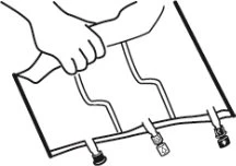 Una mano tiene un dispositivo medico con tre tubicini flessibili collegati a una base orizzontale con tre piccoli connettori terminali