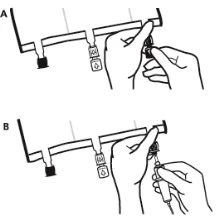 Disegno tecnico in due fasi che mostra le mani che manovrano un dispositivo medico con un flacone e una siringa per la preparazione del farmaco