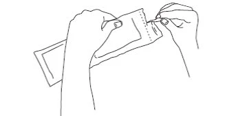 Disegno lineare di due mani che afferrano e aprono con cura una confezione rettangolare di un farmaco o dispositivo medico