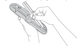 Disegno tecnico che mostra due mani che impugnano un dispositivo medico per l'iniezione