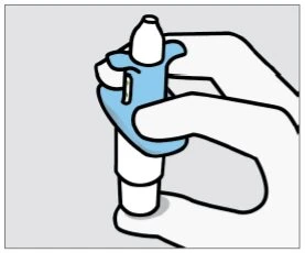 Una mano tiene una penna iniettore blu e bianca per prepararla all'uso