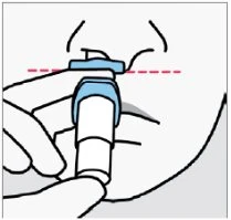 Disegno schematico di una mano che tiene un dispositivo medico blu e bianco sotto il naso di una persona seguendo una linea tratteggiata rossa