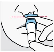 Una mano tiene un dispositivo medico bianco e blu contro la guancia di una persona seguendo una linea tratteggiata rossa orizzontale