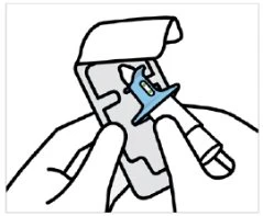 Disegno stilizzato di una mano che tiene un dispositivo medico con un cappuccio protettivo blu e una parte cilindrica bianca