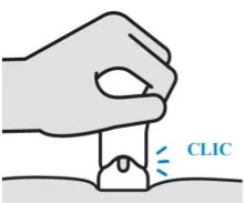 Disegno stilizzato di una mano che preme un dispositivo medico sulla pelle con la scritta clic che indica l