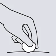 Disegno in bianco e nero che mostra una mano che preme un batuffolo di cotone su una superficie curva di pelle