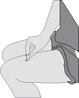 Disegno stilizzato di una mano che tiene una siringa e la inserisce nella parte superiore della coscia di una persona seduta