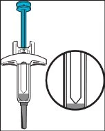 Diagramma di una siringa con pistone blu e un ingrandimento circolare che mostra il dettaglio della punta dell'ago
