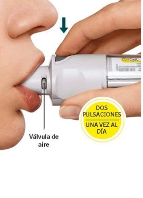 Primo piano di una persona che utilizza un dispositivo medico bianco appoggiandolo alle labbra con una mano che lo tiene e testo informativo
