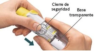 Due mani tengono un dispositivo medico trasparente con indicazioni su blocco di sicurezza e base trasparente con una freccia verso il basso