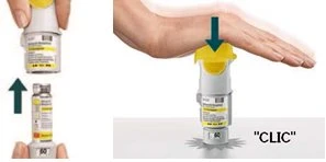 Una mano preme un dispositivo medico bianco e giallo su una superficie piana fino a sentire un clic per l