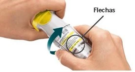Due mani tengono un flacone bianco con tappo giallo e una freccia curva blu indica il movimento di rotazione verso l