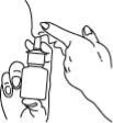 Una mano tiene un flacone spray mentre l'
