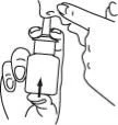 Disegno in bianco e nero che mostra una mano che tiene un flaconcino mentre un dito preme sulla parte superiore del tappo per estrarre il contenuto