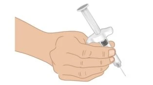 Una mano tiene saldamente una siringa con ago rivolto verso il basso pronta per l'iniezione