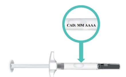 Illustrazione di una siringa bianca con un cerchio di ingrandimento che evidenzia la dicitura CAD: MM AAAA sul corpo del dispositivo