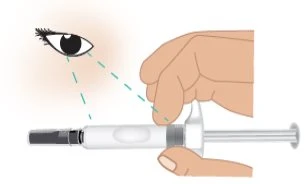 Un occhio osserva attraverso linee tratteggiate la posizione corretta di una mano che impugna una penna iniettiva medica orizzontalmente