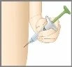 Una mano impugna una siringa con ago e pistone verde per effettuare un'iniezione