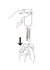 Disegno tecnico che mostra una mano che preme un contenitore verso il basso sopra una siringa con una freccia nera rivolta verso il basso