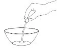 Una mano tiene un flacone e versa il contenuto liquido all'interno
