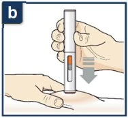 Una mano tiene una penna iniettore verticale mentre l'ago penetra nel dispositivo