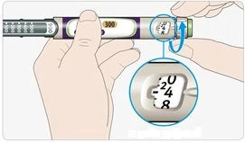 Mani che tengono una penna iniettore con indicatore di dose a 300 e un ingrandimento che mostra il display con i numeri 20, 24 e 28