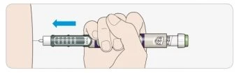 Una mano impugna una penna iniettore per inserirla parallelamente alla pelle con una freccia blu che indica il movimento verso il basso