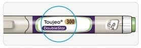 Dettaglio di una penna iniettiva Toujeo 300 DoubleStar con etichetta bianca e viola cerchiata in blu su sfondo chiaro