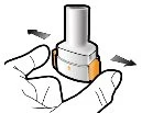 Due mani tengono un dispositivo medico bianco e arancione con frecce nere che indicano un movimento laterale di rotazione o apertura
