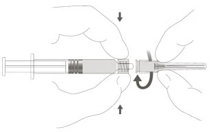 Two hands holding a syringe and a cap, screwing them together following the rotational movement indicated by black arrows