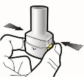 Two hands hold a white cylindrical medical device and rotate the upper and lower parts in opposite directions indicated by black arrows