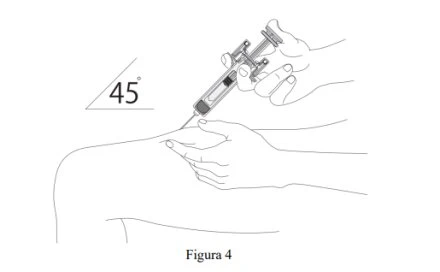 Disegno tecnico che mostra una mano che impugna una siringa per iniettare un farmaco nella coscia con un angolo di 45 gradi