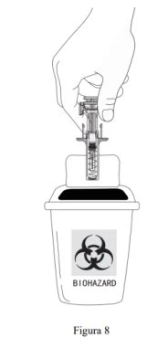 Una mano tiene una siringa per inserirla in un contenitore bianco per rifiuti biologici con simbolo di rischio biologico e scritta BIOHAZARD