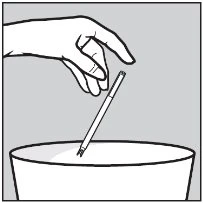 Una mano tiene una penna iniettiva inclinata sopra un contenitore bianco per l