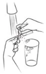 Disegno lineare che mostra due mani che scuotono una bustina di polvere sotto un getto d'acqua