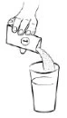 Una mano tiene un flacone inclinato mentre versa il contenuto liquido all'interno di un bicchiere