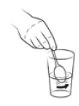 Disegno a tratto di una mano che tiene un cucchiaino e lo immerge in un bicchiere pieno di liquido con una freccia che indica il movimento verso il basso
