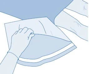 Рука аккуратно открывает белый пластиковый пакет, чтобы извлечь содержимое лекарства