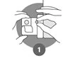Disegno tecnico in bianco e nero che mostra diverse mani impegnate a manipolare e assemblare componenti di un dispositivo medico su uno sfondo circolare