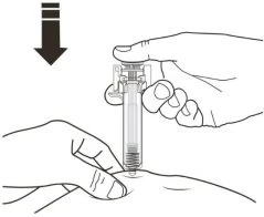 Una mano tiene una siringa in verticale mentre l'ago è inserito nel sito di iniezione