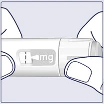 Due mani tengono un dispositivo medico cilindrico bianco con una finestra che mostra la dicitura mg e un indicatore di dosaggio