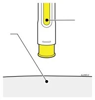 Diagramma medico che mostra un dispositivo iniettore giallo e bianco con linee di riferimento che indicano i punti di contatto e applicazione
