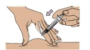 Due mani che tengono una siringa per iniettare un farmaco nella parte superiore del dorso della mano con l'aiuto di una freccia direzionale