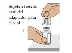 Due mani preparano un flaconcino medico, una tiene il collo blu di un adattatore sopra il contenitore bianco poggiato su una superficie grigia